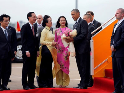 Profile của cô gái xinh đẹp tặng hoa sen cho Tổng thống Obama tại Tân Sơn Nhất