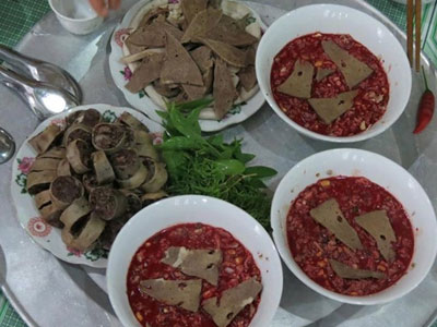 Tử vong sau khi ăn tiết canh, lòng lợn