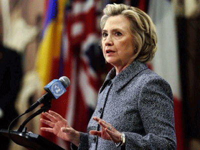 Bà Clinton lún sâu vào vụ bê bối email
