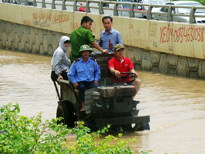 "Giải cứu"người dân khỏi "ốc đảo" một ngày sau mưa ngập