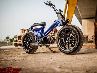 Honda Cub độ 1 gắp, mâm ôtô "cực khủng" tại Hà Nội