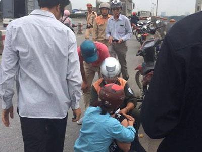 Vụ nhảy sông trước mặt vợ: Người chồng vẫn biệt tăm
