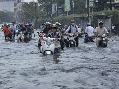 Xe máy bị ngập nước có nên thay dầu không?