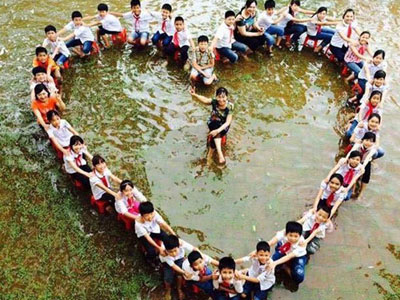 Hà Nội: Học sinh xếp hình trái tim chụp ảnh kỷ yếu giữa sân trường ngập nước