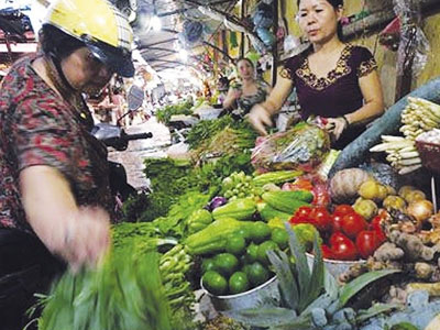 Hà Nội: Rau quả loạn giá bán sau trận mưa lớn