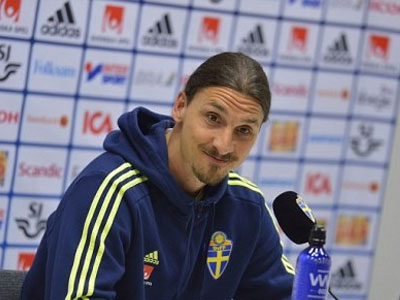 Ibrahimovic tổ chức họp báo, úp mở khả năng theo Mourinho tới Man United