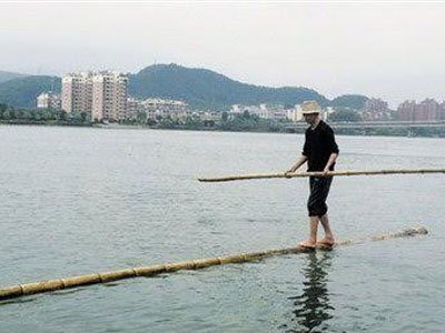 Kỳ lạ người đàn ông chỉ dùng một cây tre vượt sông về nhà