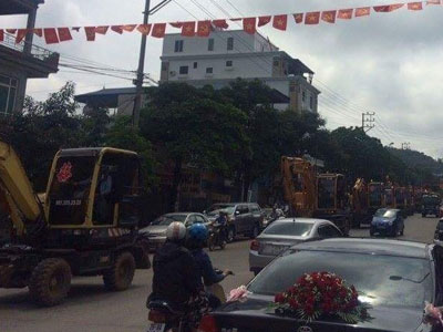 Màn rước dâu bằng 20 chiếc máy xúc tại Sơn La