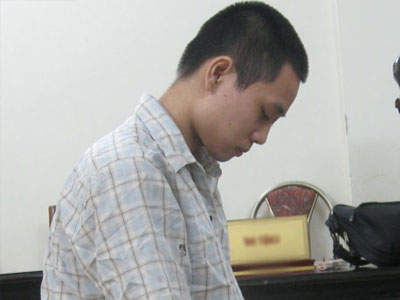 Nam sinh đâm dao, đuổi người tình của mẹ ra khỏi nhà