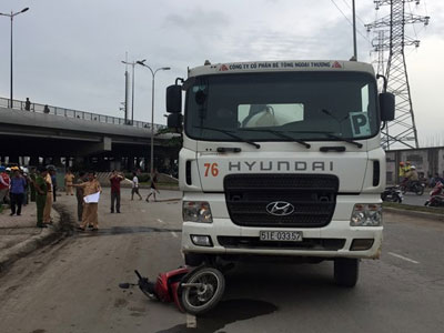 Người phụ nữ phụ hồ chết dưới bánh xe ben