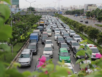 Ôtô nối đuôi 2 km vào sáng sớm ở cửa ngõ Sài Gòn