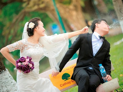 Cười đau ruột với dâu rể Việt vì những thế chụp ảnh cưới “không tài nào đỡ nổi”