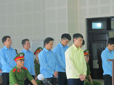 "Hàng rào" 40 cảnh sát bảo vệ phiên xử hai nhóm giang hồ hỗn chiến