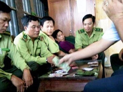 Kiểm lâm đánh bài ăn tiền tại trụ sở