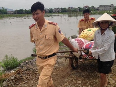 Những khoảnh khắc đi vào lòng người của chiến sĩ công an