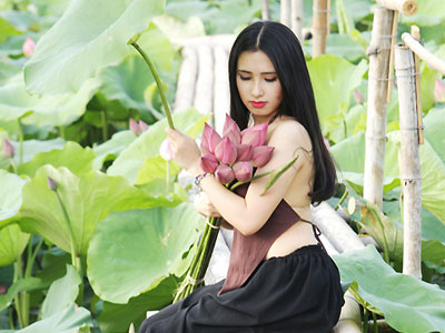 Thiếu nữ Hà Nội khoe nét gợi cảm bên sen đầu hạ