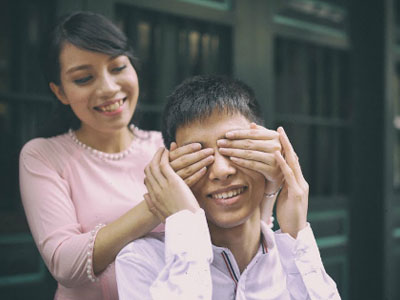 Chuyện tình chàng trai thiếu đôi mắt nhưng thừa nghị lực sống