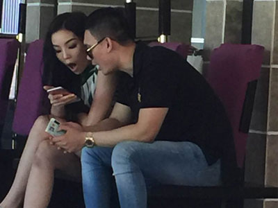 Hoa hậu Kỳ Duyên khoác tay tình tứ, nép sát vào bạn trai đại gia