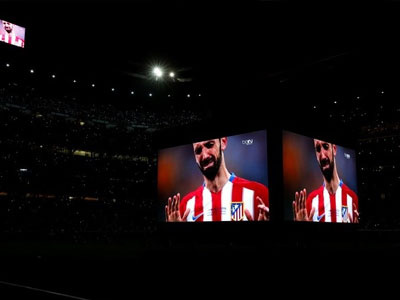 Juanfran cúi rạp người tạ lỗi với CĐV