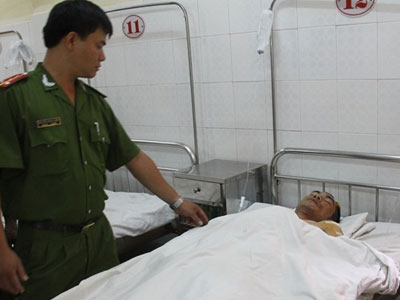 Trung úy công an bị dí roi điện, đâm 3 nhát dao