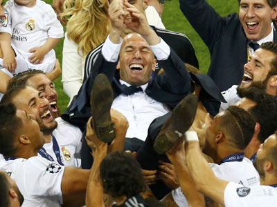Zidane được tung hô, Ronaldo tạo dáng mừng chiếc Cup thứ ba