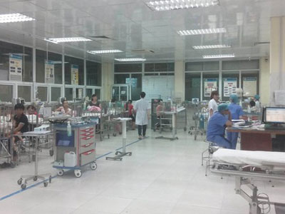 Bé sốt 39 độ, bố tấn công nhiều y bác sĩ