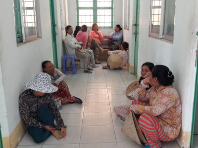 "Chặt chém" kinh hãi tại chùa, bó nhang giá... 500.000 đồng