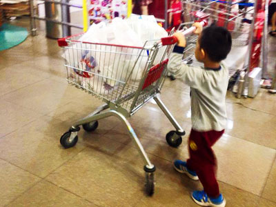 Người mẹ trẻ tạo nên "bản lĩnh đàn ông" cho con trai 4 tuổi