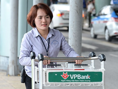 Nữ nhân viên sân bay trả lại cả tỷ đồng khách bỏ quên