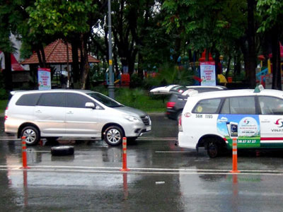 Taxi 7 chỗ rớt bánh khi đang đổ dốc cầu vượt