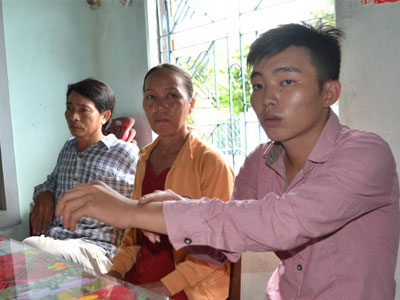 Trưởng công an xã bắt người trái luật giữa đêm khuya