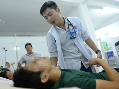 Từ bỏ giàu sang về khám bệnh ở quê nhà