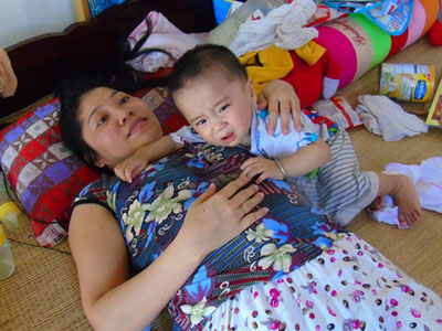 Vợ vừa phát bệnh bị liệt hai chân, chồng lập tức... viết đơn ly hôn