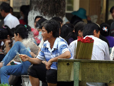 Clip: Bệnh nhân phì phèo thuốc lá ngay tại bệnh viện