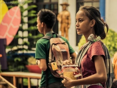 Cô bé ăn xin nổi tiếng mạng vì nhan sắc hút hồn người đối diện