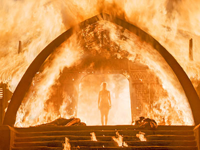 Emilia Clarke uống rượu để khỏa thân trong "Game of Thrones"