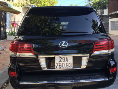 Gắn biển xanh cho Lexus cá nhân để... tiện công tác?