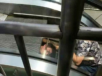 Kinh hoàng giây phút người đàn ông bị thang cuốn “nuốt chửng”