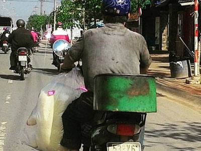 Ảnh cha lấm lem với quà cho con ngày 1/6 gây xúc động