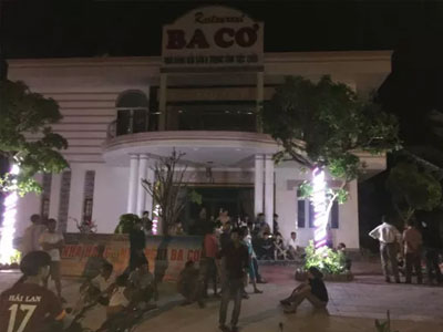 Bé trai bị điện giật chết: Người nhà đưa thi thể đặt trước nhà hàng