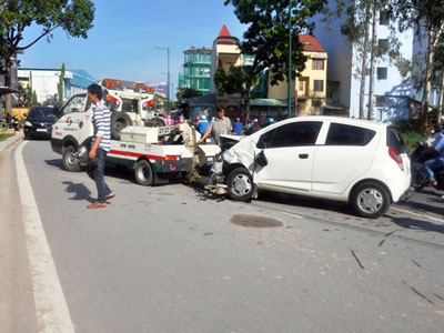 Né xe máy, ô tô "đại náo" đường vào sân bay Tân Sơn Nhất