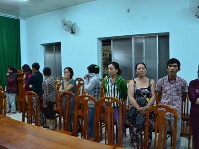 Tạm giữ 33 "quý bà" đánh bạc trong rừng tràm