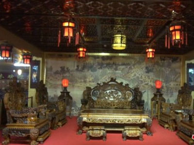 Choáng với bộ bàn ghế gỗ cẩm lai vàng giá gần 700 tỉ đồng