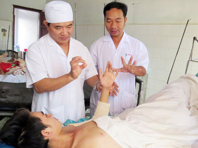 Cứu sống nam công nhân rơi từ tầng 5 xuống đất