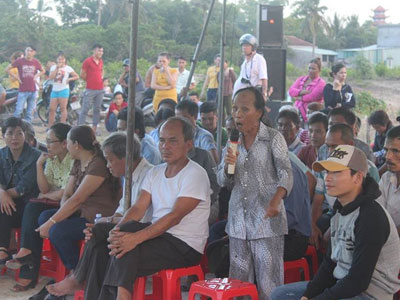 Dân bao vây KCN: "Ngày nào cũng hít thứ này thì còn chi là phổi"