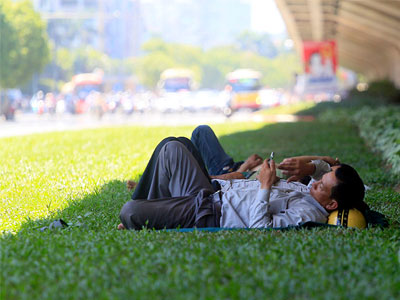 Hà Nội: Xuống lòng đất, ngủ gầm cầu trốn nắng