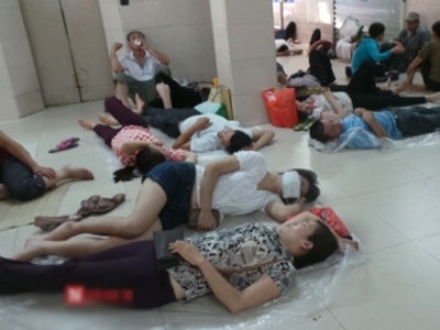 Hàng trăm bệnh nhân nằm vạ vật tránh nắng nóng ở BV lớn nhất Thủ đô