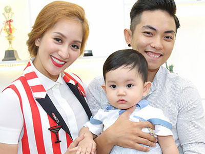 Khánh Thi - Phan Hiển hạnh phúc vui đùa bên con trai