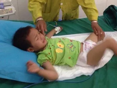 Mẹ bé 3 tuổi bị "đạn lạc" xuyên đầu nuốt nước mắt đưa con về nhà vì... hết tiền