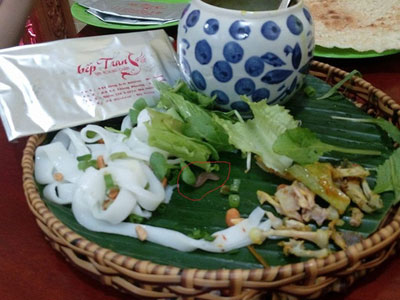 Thực khách hoảng hồn phát hiện đỉa còn sống trong suất mỳ Quảng